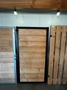 Poortdeur Douglas Dicht 99x190 cm, Blokhutprofiel Horizontaal, zwart frame incl. cil. slot.