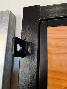 Poortdeur Douglas Dicht 99x190 cm, Blokhutprofiel Horizontaal, zwart frame incl. cil. slot.